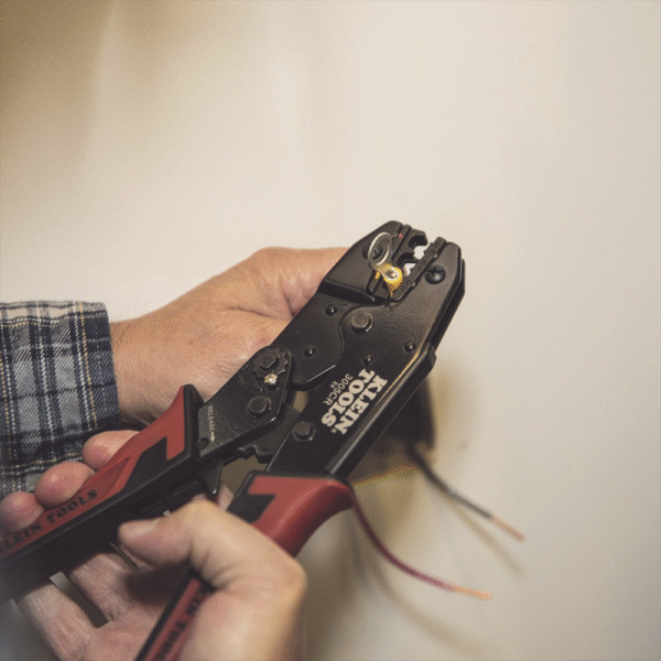 3005CR-AD-3-l Pinza Ponchadora para Terminales con Aislamiento en Cable de Cobre Sólido y Trenzado de 10-22 AWG.