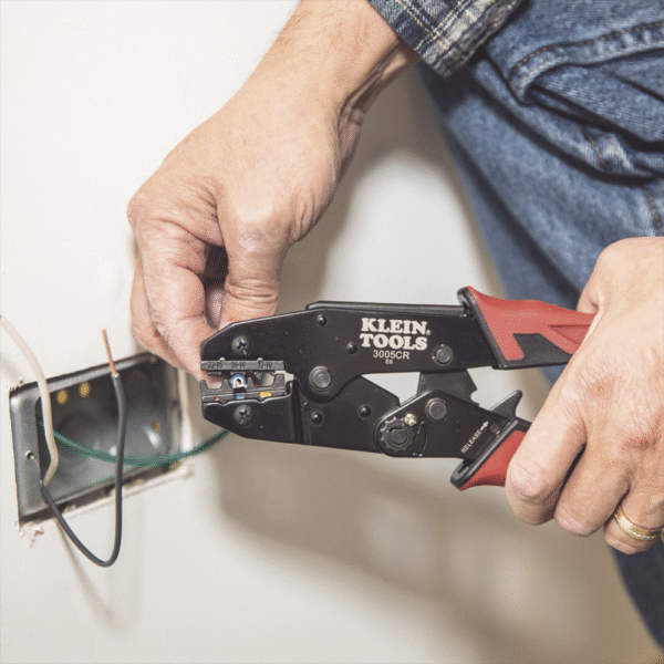 3005CR-AD-5-l Pinza Ponchadora para Terminales con Aislamiento en Cable de Cobre Sólido y Trenzado de 10-22 AWG.